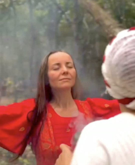 María de rojo en una ceremonia con humo de copal